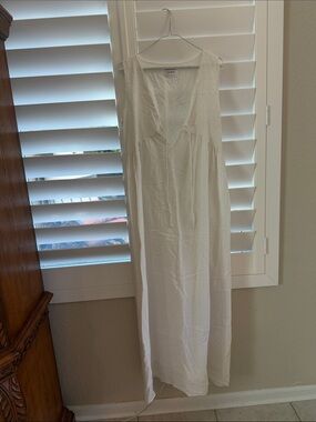Lightweight White Sleeveless Maxi Dress with V-Neck Tie